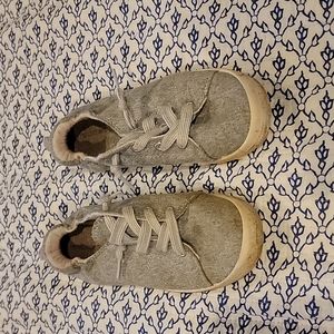 Maurices sneaker 8.5 Grey clothlike material